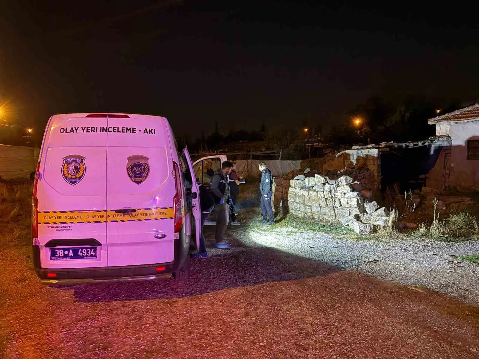 KAYSERİ’NİN KOCASİNAN İLÇESİNDE MÜSTAKİL İKAMETTE AĞABEY-KARDEŞ ARASINDA ÇIKAN BIÇAKLI KAVGADA, 2 KİŞİ YARALANDI.