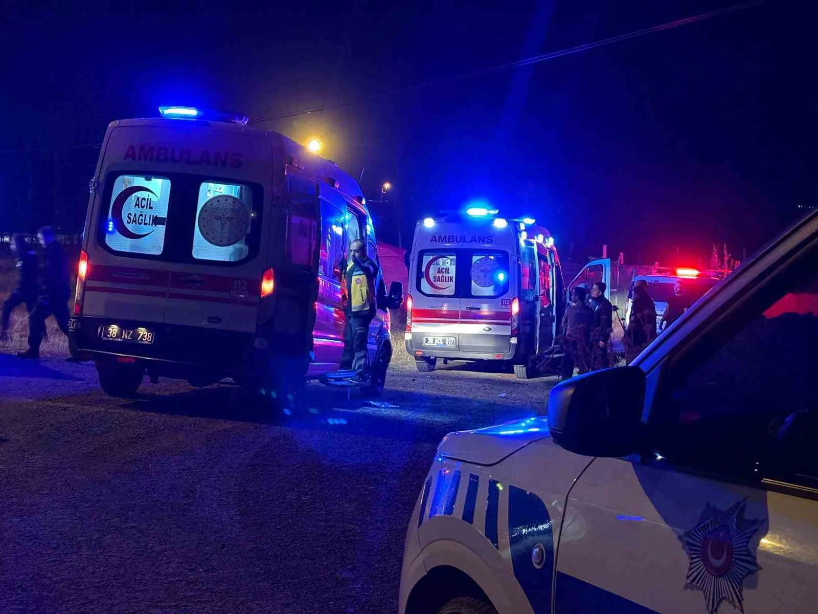KAYSERİ’NİN KOCASİNAN İLÇESİNDE MÜSTAKİL İKAMETTE AĞABEY-KARDEŞ ARASINDA ÇIKAN BIÇAKLI KAVGADA, 2 KİŞİ YARALANDI.