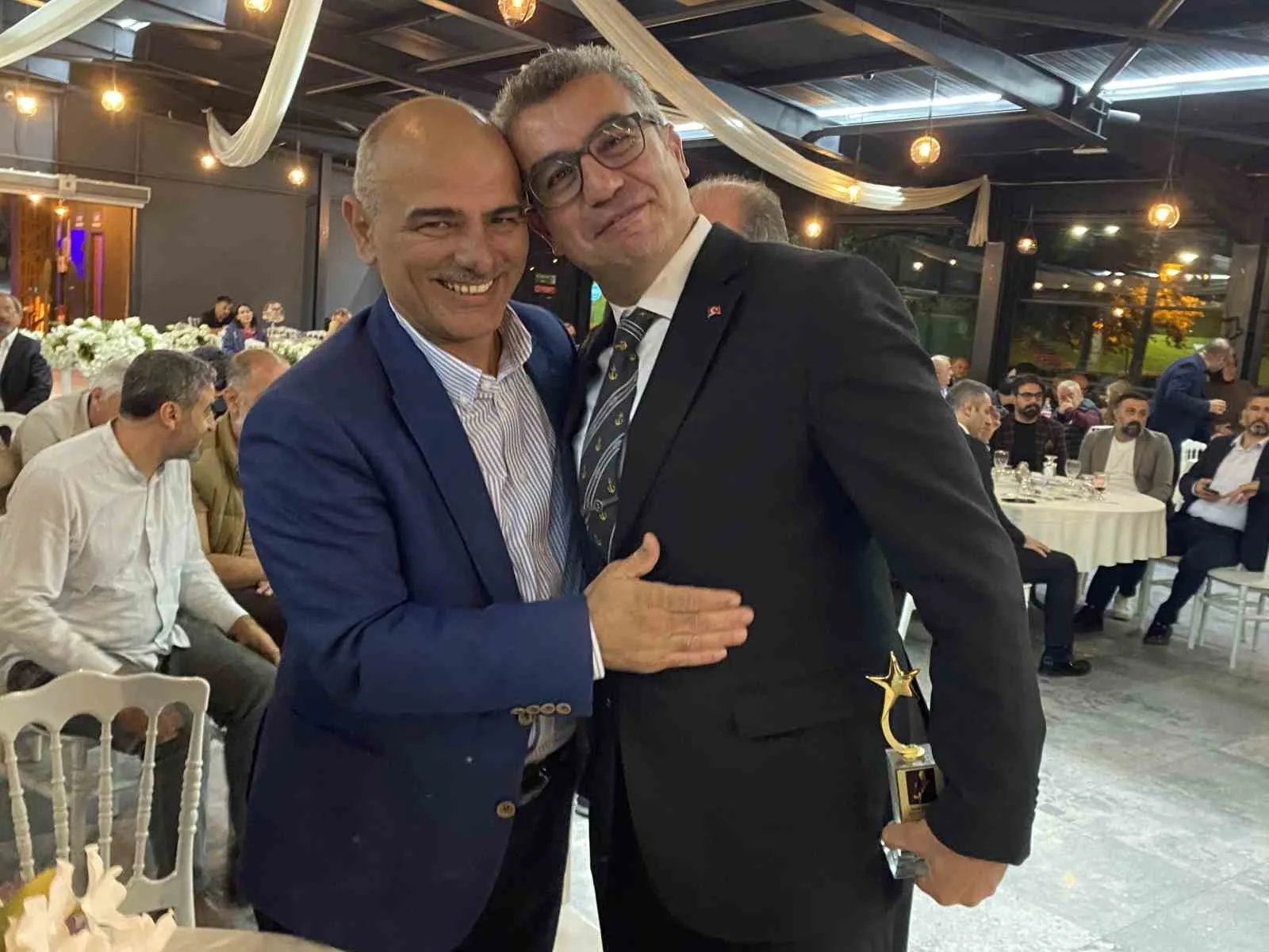 KOCAELİ’DE DÜZENLENEN GECEDE BOZKIRIN TEZENESİ NEŞET ERTAŞ, ANADOLU TÜRKÜLERİYLE ANILIRKEN, KENTİN SANAT, EĞİTİM, İŞ DÜNYASI VE SİVİL TOPLUM HAYATINA KATKI SAĞLAYAN İSİMLERE ŞEHİR ÖDÜLLERİ TAKDİM EDİLDİ.