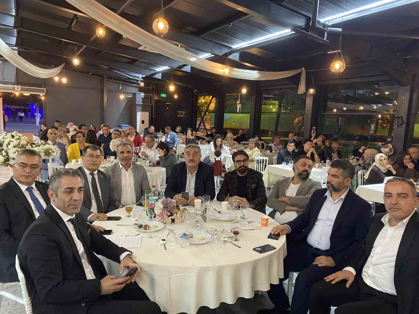 KOCAELİ’DE DÜZENLENEN GECEDE BOZKIRIN TEZENESİ NEŞET ERTAŞ, ANADOLU TÜRKÜLERİYLE ANILIRKEN, KENTİN SANAT, EĞİTİM, İŞ DÜNYASI VE SİVİL TOPLUM HAYATINA KATKI SAĞLAYAN İSİMLERE ŞEHİR ÖDÜLLERİ TAKDİM EDİLDİ.