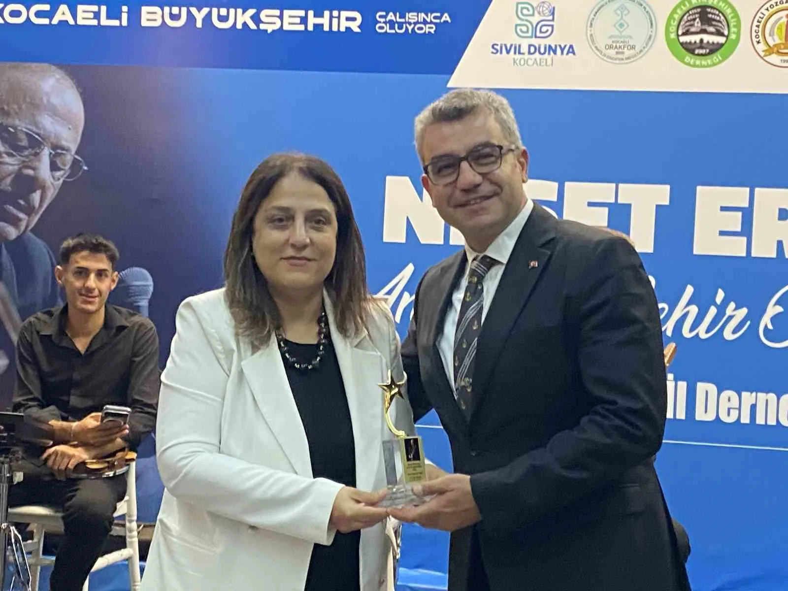 KOCAELİ’DE DÜZENLENEN GECEDE BOZKIRIN TEZENESİ NEŞET ERTAŞ, ANADOLU TÜRKÜLERİYLE ANILIRKEN, KENTİN SANAT, EĞİTİM, İŞ DÜNYASI VE SİVİL TOPLUM HAYATINA KATKI SAĞLAYAN İSİMLERE ŞEHİR ÖDÜLLERİ TAKDİM EDİLDİ.