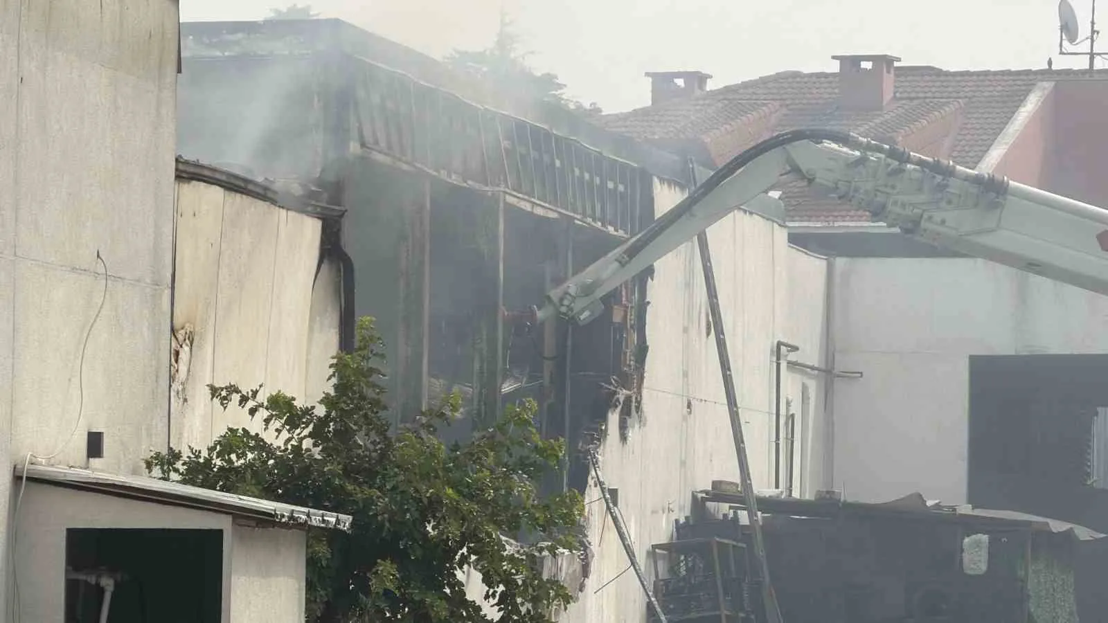 SAKARYA'NIN SERDİVAN İLÇESİNDE ALEVLERE TESLİM OLAN RESTORANI SÖNDÜRMEK İÇİN EKİPLER SEFERBER OLDU. UZUN UĞRAŞLAR NETİCESİNDE KONTROL ALTINA ALINAN YANGININ SOĞUTMA ÇALIŞMALARI DEVAM EDİYOR.