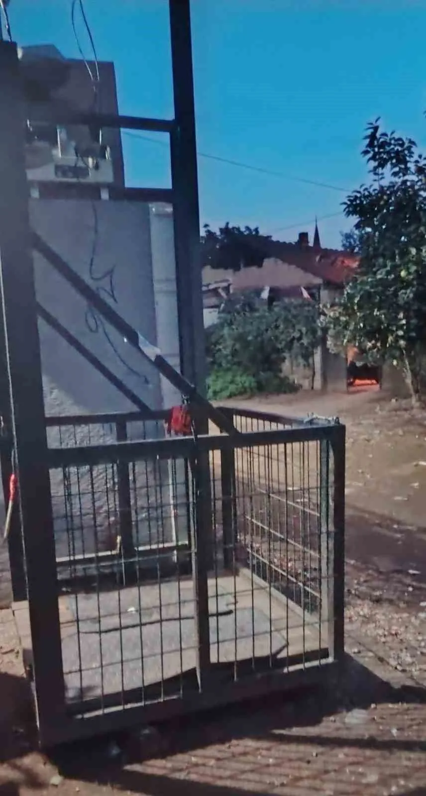 BURSA'NIN İNEGÖL İLÇESİNDE YÜRÜME ENGELLİ ADAM VE EŞİ, EVLERİNİN DIŞ CEPHESİNE KURDURDUKLARI ENGELLİ ASANSÖRÜNÜN YAKLAŞIK 4 METRE YÜKSEKLİKTEN DÜŞMESİ SONUCU YARALANDI. AĞIR YARALANAN ENGELLİ ADAM, TEDAVİ GÖRDÜĞÜ HASTANEDE HAYATINI KAYBETTİ.