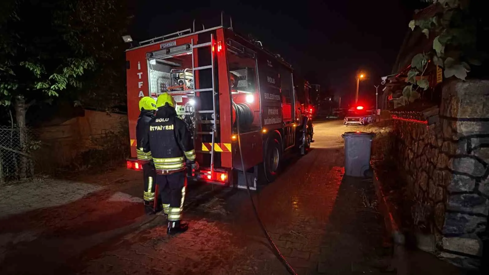 BOLU’DA 2 KATLI İKİZ VİLLANIN BAHÇESİNDE BULUNAN ODUNLUKTA ÇIKAN YANGIN, İTFAİYE EKİPLERİNİN MÜDAHALESİYLE VİLLAYA SIÇRAMADAN SÖNDÜRÜLDÜ.