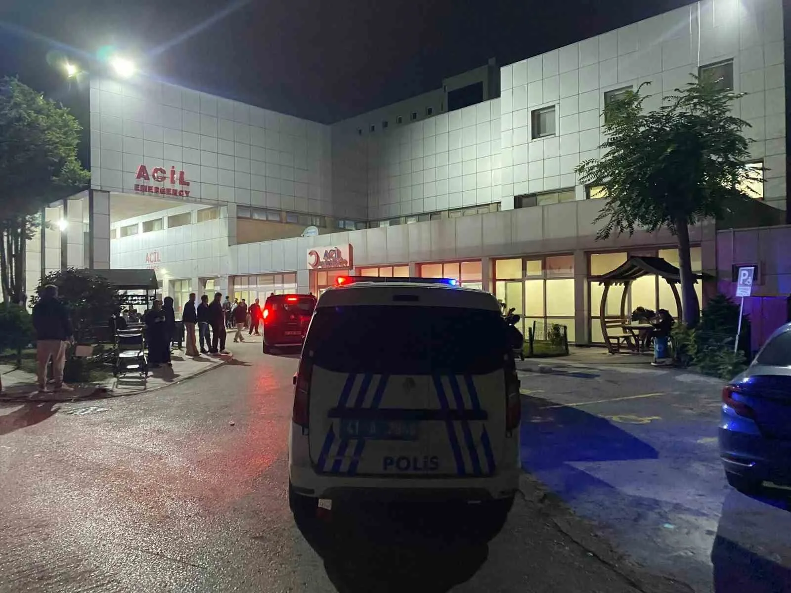 KOCAELİ’NİN KÖRFEZ İLÇESİNDE SOKAKTA SİLAHLI SALDIRIYA UĞRAYAN FATMA ÇİĞİL, KALDIRILDIĞI HASTANEDE HAYATINI KAYBETTİ. OLAYIN ARDINDAN KAÇAN ŞÜPHELİNİN YAKALANMASI İÇİN ÇALIŞMA BAŞLATILDI.