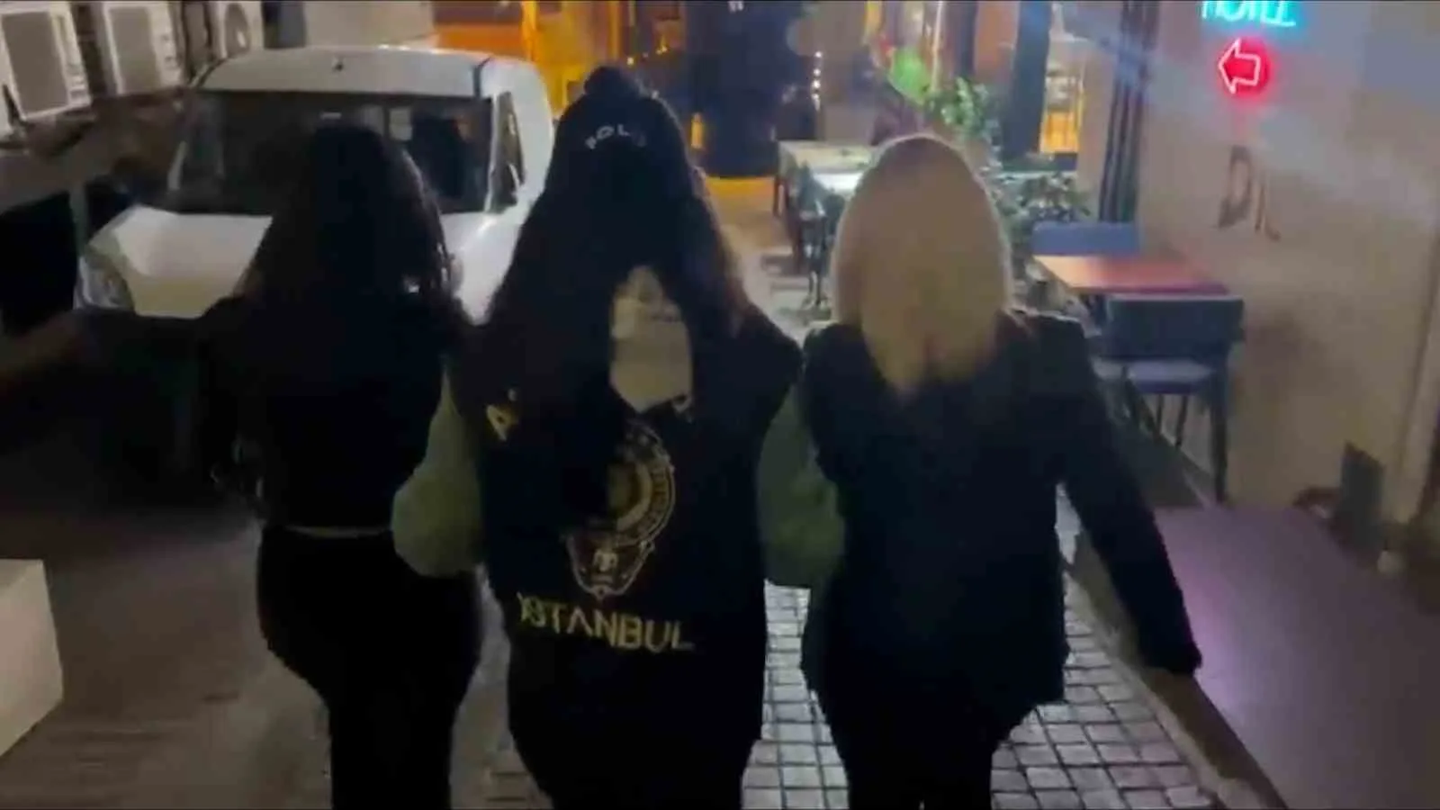 İSTANBUL EMNİYET MÜDÜRLÜĞÜ EKİPLERİNCE BEYOĞLU’NDA KAMU DÜZENİNİN SAĞLANMASI, HUZUR VE GÜVEN ORTAMININ KORUNMASI İLE SUÇ UNSURLARININ ÖNLENMESİNE YÖNELİK DRON DESTEKLİ HUZUR VE ASAYİŞ UYGULAMASI GERÇEKLEŞTİRİLDİ. UYGULAMADA DRON KAMERASIYLA FUHUŞA ARACILIK ETTİĞİ TESPİT EDİLEN 27 ŞAHIS GÖZALTINA ALINDI.