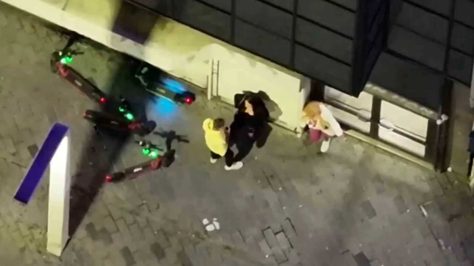 İSTANBUL EMNİYET MÜDÜRLÜĞÜ EKİPLERİNCE BEYOĞLU’NDA KAMU DÜZENİNİN SAĞLANMASI, HUZUR VE GÜVEN ORTAMININ KORUNMASI İLE SUÇ UNSURLARININ ÖNLENMESİNE YÖNELİK DRON DESTEKLİ HUZUR VE ASAYİŞ UYGULAMASI GERÇEKLEŞTİRİLDİ. UYGULAMADA DRON KAMERASIYLA FUHUŞA ARACILIK ETTİĞİ TESPİT EDİLEN 27 ŞAHIS GÖZALTINA ALINDI.
