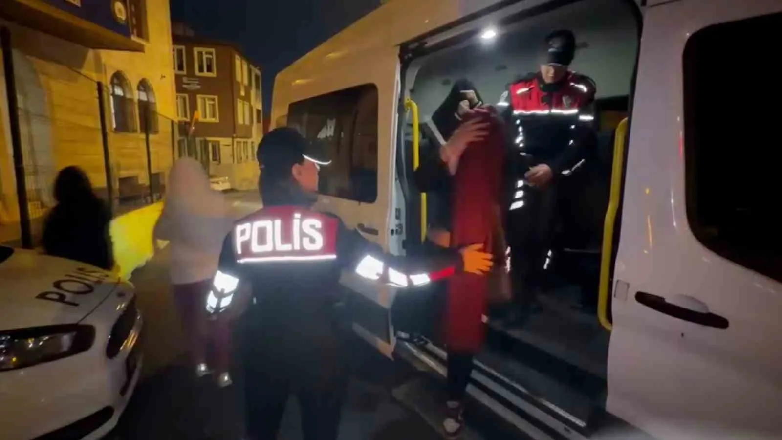 İSTANBUL EMNİYET MÜDÜRLÜĞÜ EKİPLERİNCE BEYOĞLU’NDA KAMU DÜZENİNİN SAĞLANMASI, HUZUR VE GÜVEN ORTAMININ KORUNMASI İLE SUÇ UNSURLARININ ÖNLENMESİNE YÖNELİK DRON DESTEKLİ HUZUR VE ASAYİŞ UYGULAMASI GERÇEKLEŞTİRİLDİ. UYGULAMADA DRON KAMERASIYLA FUHUŞA ARACILIK ETTİĞİ TESPİT EDİLEN 27 ŞAHIS GÖZALTINA ALINDI.