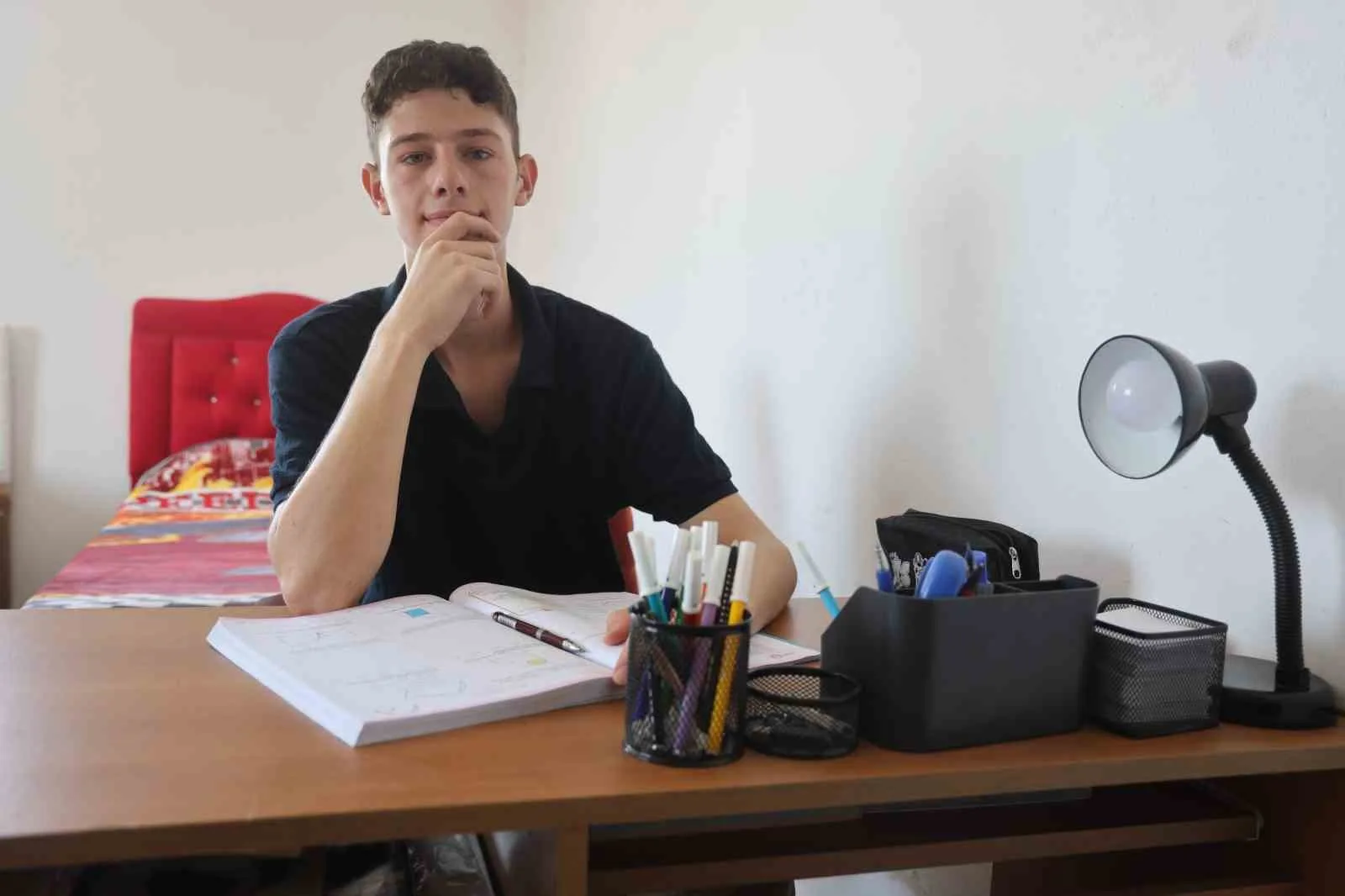 SURİYE'DEKİ İÇ SAVAŞTAN KAÇARAK 7 YAŞINDA HATAY'A GELEN, 6 ŞUBAT DEPREMİNİ DE YAŞAYAN MÜNİR BASRİ, TÜM ZORLUKLARA RAĞMEN YKS'DE İLK 22 BİNE GİREREK HATAY MUSTAFA KEMAL ÜNİVERSİTESİ TIP FAKÜLTESİ'Nİ KAZANDI.
