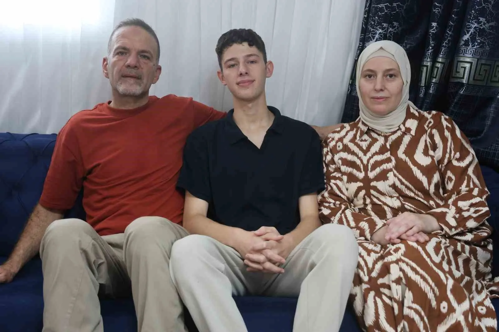 SOLDAKİ BABA MUHAMMED ATIF, ORTADAKİ MÜNİR BASRİ VE SAĞDAKİ ANNE DİMA ATIF