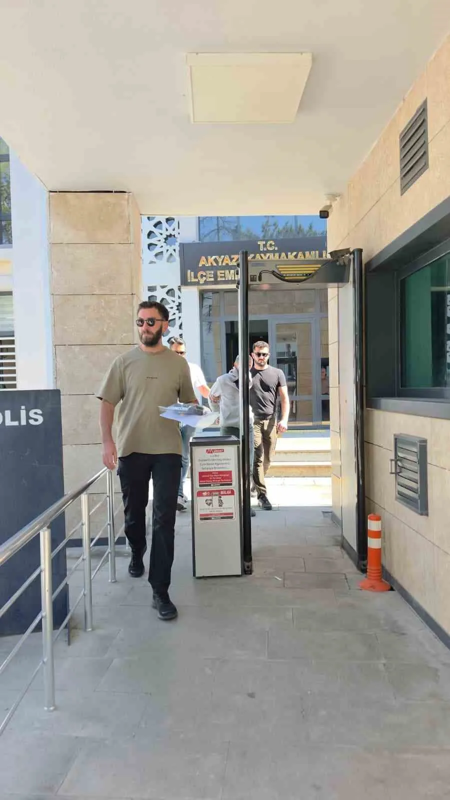 ŞÜPHE ÜZERİNE DURDURULAN ŞAHSIN ÜZERİNDEN UYUŞTURUCU BULUNUNCA ŞAHIS TUTUKLANARAK CEZAEVİNE GÖNDERİLDİ