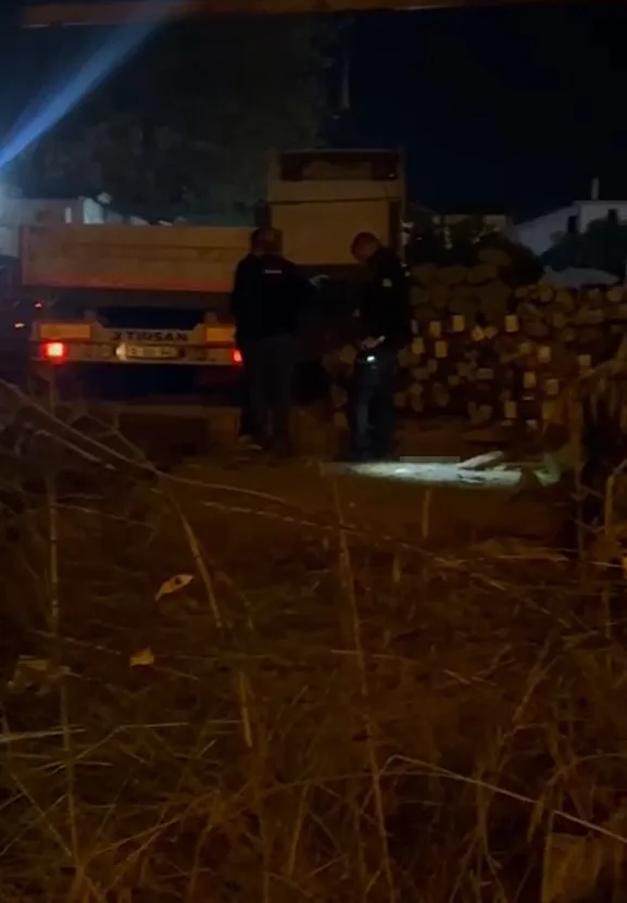 YALOVA’DA İNŞAAT MALZEMESİ SATAN FİRMANIN BAHÇESİNDE VİNÇLE DEMİR İNDİREN ELMAS HUYSAL (39) BAĞLARDAN BİRİNİN KOPMASI SONUCU DEMİR ALTINDA KALDI. HUYSAL, KALDIRILDIĞI HASTANEDE HAYATINI KAYBETTİ.