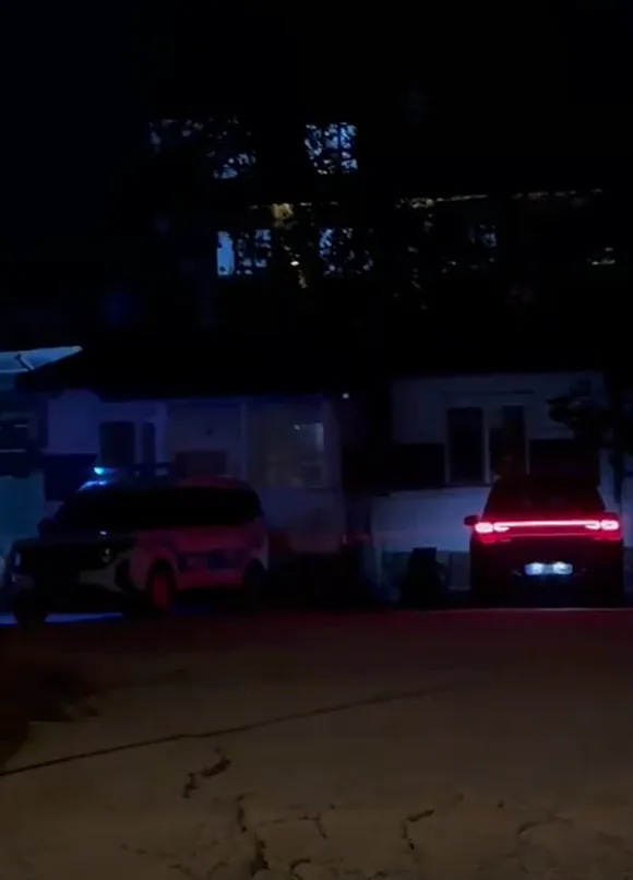 YALOVA’DA İNŞAAT MALZEMESİ SATAN FİRMANIN BAHÇESİNDE VİNÇLE DEMİR İNDİREN ELMAS HUYSAL (39) BAĞLARDAN BİRİNİN KOPMASI SONUCU DEMİR ALTINDA KALDI. HUYSAL, KALDIRILDIĞI HASTANEDE HAYATINI KAYBETTİ.