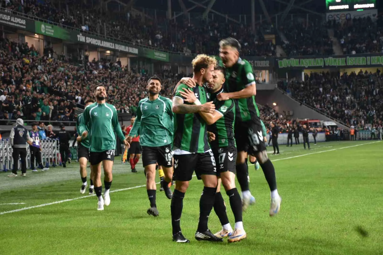 TFF 2. LİG KIRMIZI GRUP'UN 4. HAFTASINDA SAKARYASPOR, SAHASINDA KÜTAYHA FUTBOL SPOR KULÜBÜ'NÜ 2-0 MAĞLUP ETTİ.