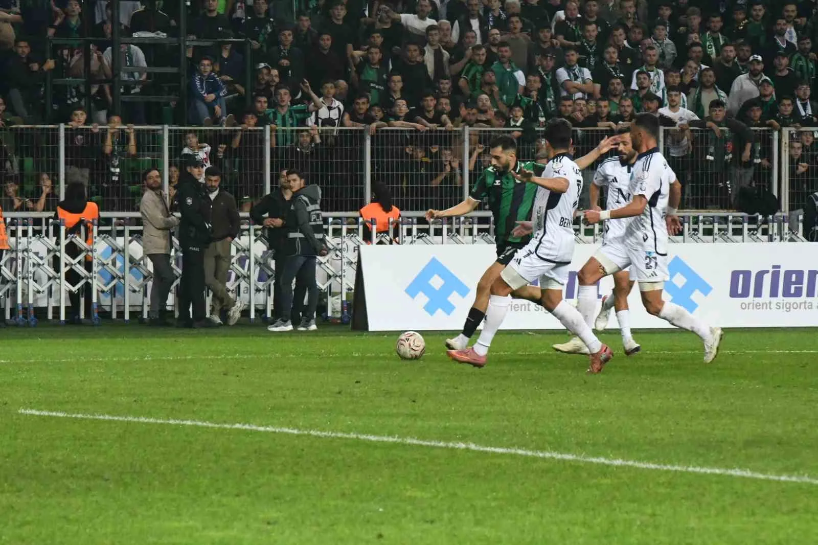 TFF 2. LİG KIRMIZI GRUP'UN 4. HAFTASINDA SAKARYASPOR, SAHASINDA KÜTAYHA FUTBOL SPOR KULÜBÜ'NÜ 2-0 MAĞLUP ETTİ.