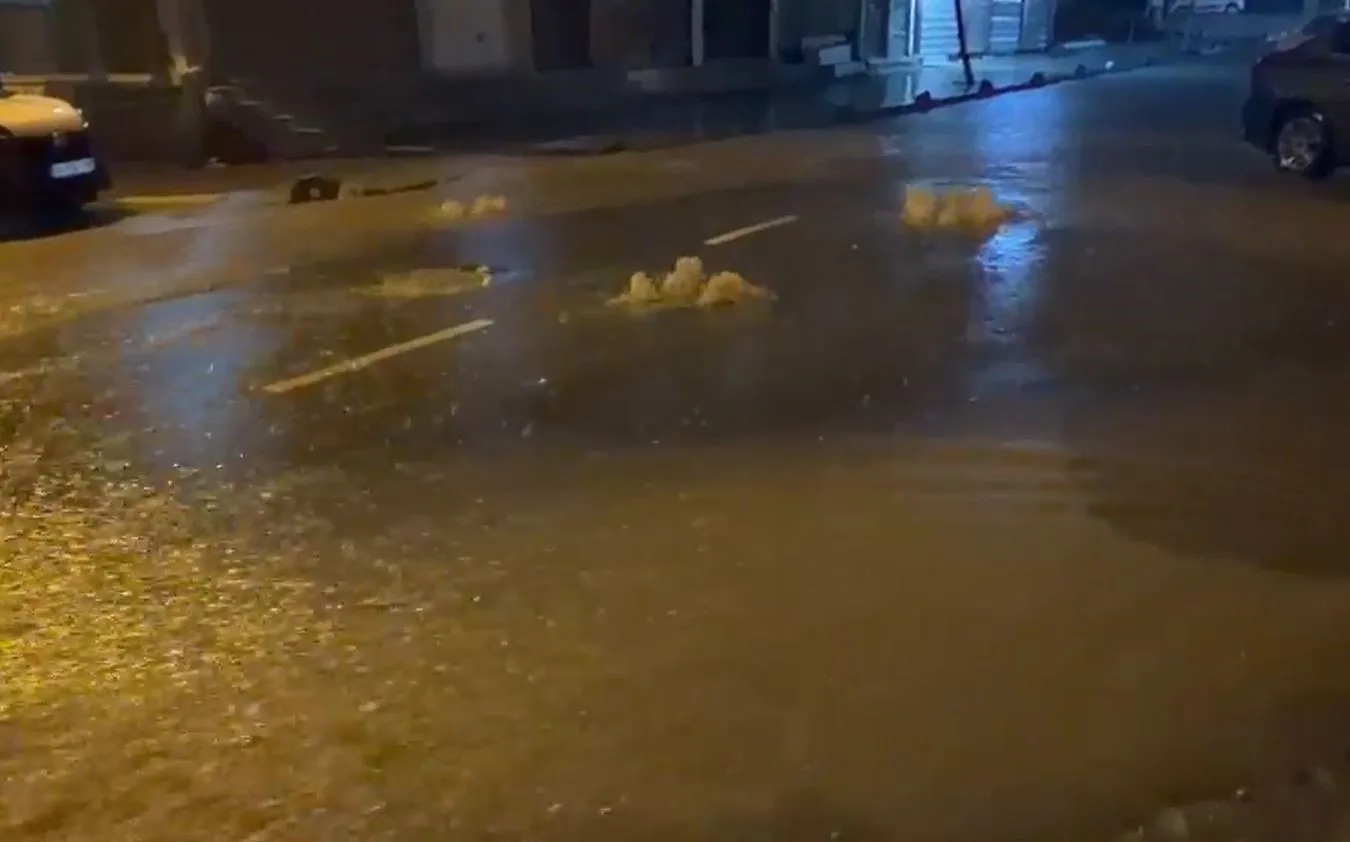 KÜÇÜKÇEKMECE’DE SAĞANAK YAĞIŞ NEDENİYLE YOLLAR GÖLE DÖNDÜ RÖGARLAR TAŞTI.