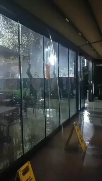 İSTANBUL'DA SAĞANAK YAĞIŞ ETKİLİ OLUYOR