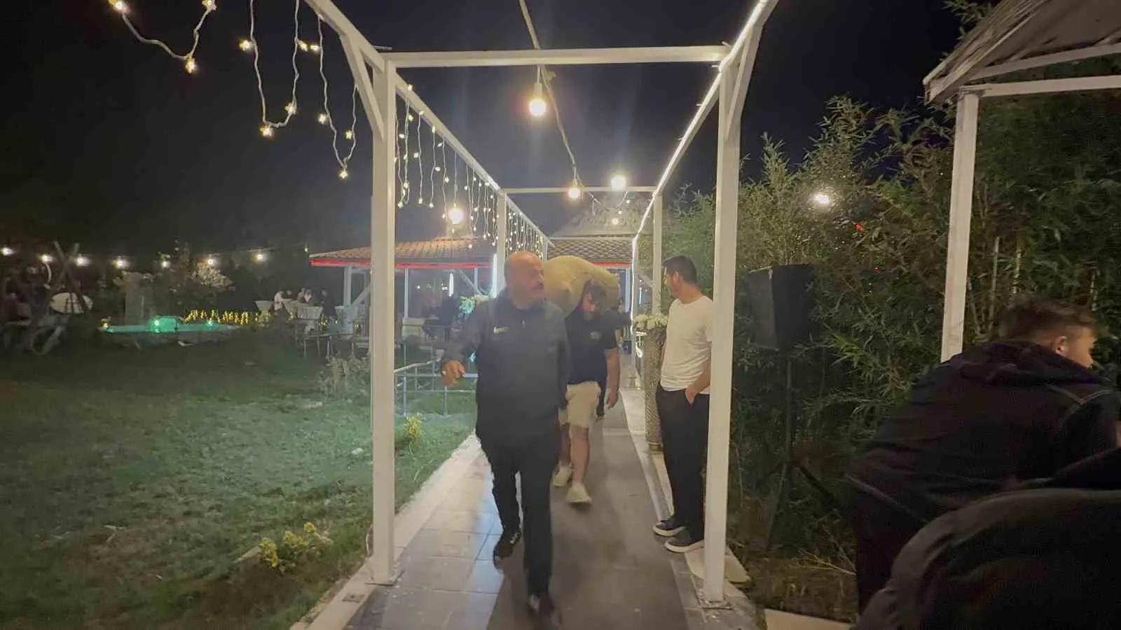DÜZCE’DE EMRE ŞAHİN İLE BERİVAN KARAL’IN DÜĞÜNÜNDE TAKI TÖRENİNE DAMADIN YAKINLARININ SÜRPRİZİ DAMGA VURDU. DAMADA ALTIN YA DA PARA YERİNE 1 ÇUVAL FINDIK HEDİYE EDİLMESİ DAVETLİLERİN DİKKATİNİ ÇEKTİ.
