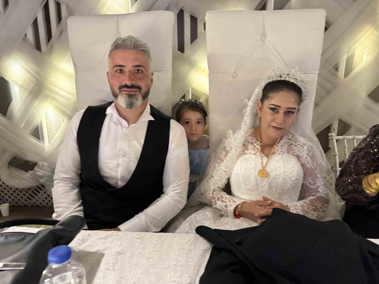 DÜZCE’DE EMRE ŞAHİN İLE BERİVAN KARAL’IN DÜĞÜNÜNDE TAKI TÖRENİNE DAMADIN YAKINLARININ SÜRPRİZİ DAMGA VURDU. DAMADA ALTIN YA DA PARA YERİNE 1 ÇUVAL FINDIK HEDİYE EDİLMESİ DAVETLİLERİN DİKKATİNİ ÇEKTİ.