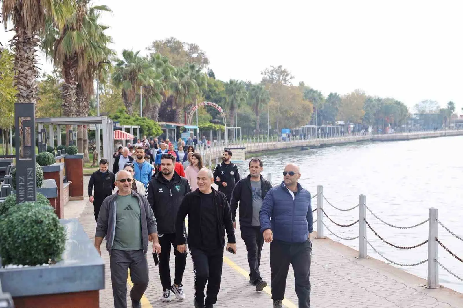 KÖRFEZ'DE VATANDAŞLARI HAREKETLİ YAŞAMA TEŞVİK ETMEK VE SAĞLIKLI YAŞAM KONUSUNDA FARKINDALIK OLUŞTURMAK AMACIYLA BAŞLATILAN ETKİNLİKLER KAPSAMINDA, TÜTÜNÇİFTLİK SAHİLİ'NDE 10 KİLOMETRELİK YÜRÜYÜŞ GERÇEKLEŞTİRİLDİ.