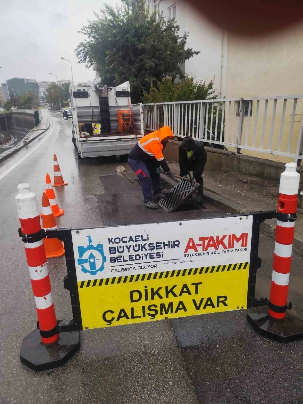 KOCAELİ’DE YAĞIŞ ÖNCESİ IZGARA VE KANALLAR TEMİZLENİRKEN, YAĞIŞLA BİRLİKTE OLUŞAN SU BİRİKİNTİLERİNE EKİPLER MOTOPOMPLARLA MÜDAHALE EDİYOR. EKİPLER, KENT GENELİNDE OLUMSUZLUKLARA KARŞI SAHADA ÇALIŞMALARINI SÜRDÜRÜYOR.