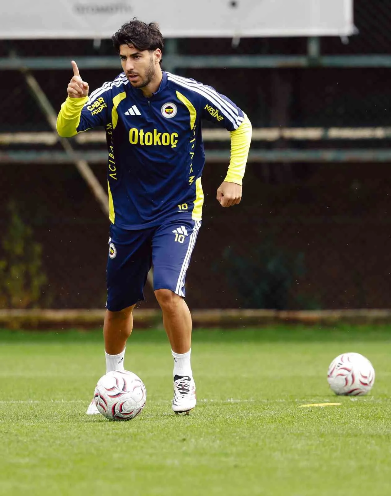 FENERBAHÇE, LİGE VERİLEN MİLLİ ARADA HAZIRLIKLARINI BUGÜN YAPTIĞI ANTRENMANLA SÜRDÜRDÜ.