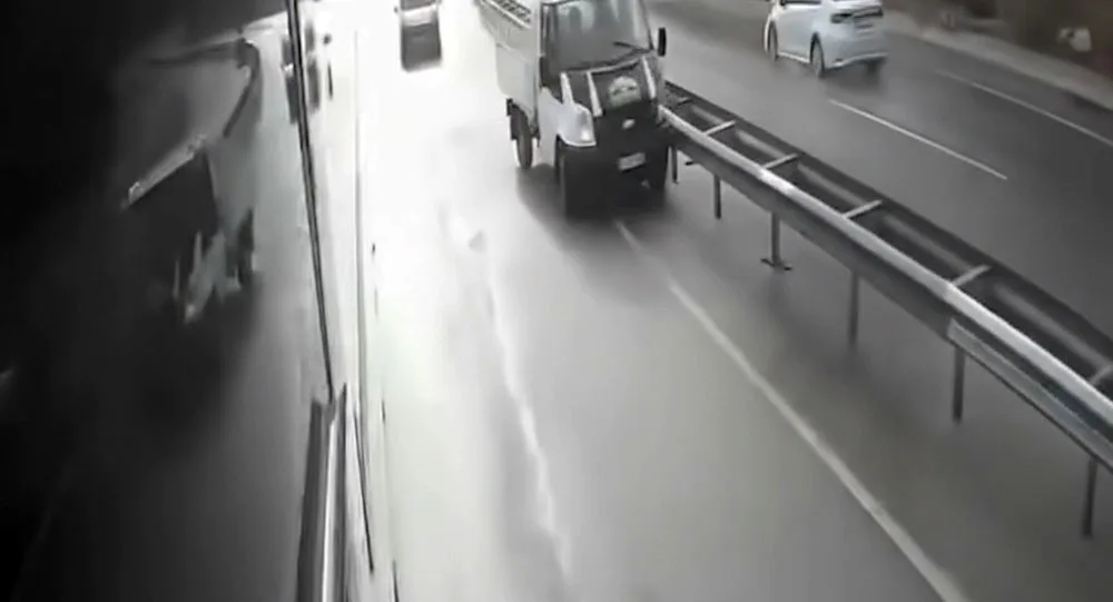ÇANKIRI'DA VİRAJI ALAMAYAN KAMYONETİN KAYARAK YOLDA SPİN ATTI