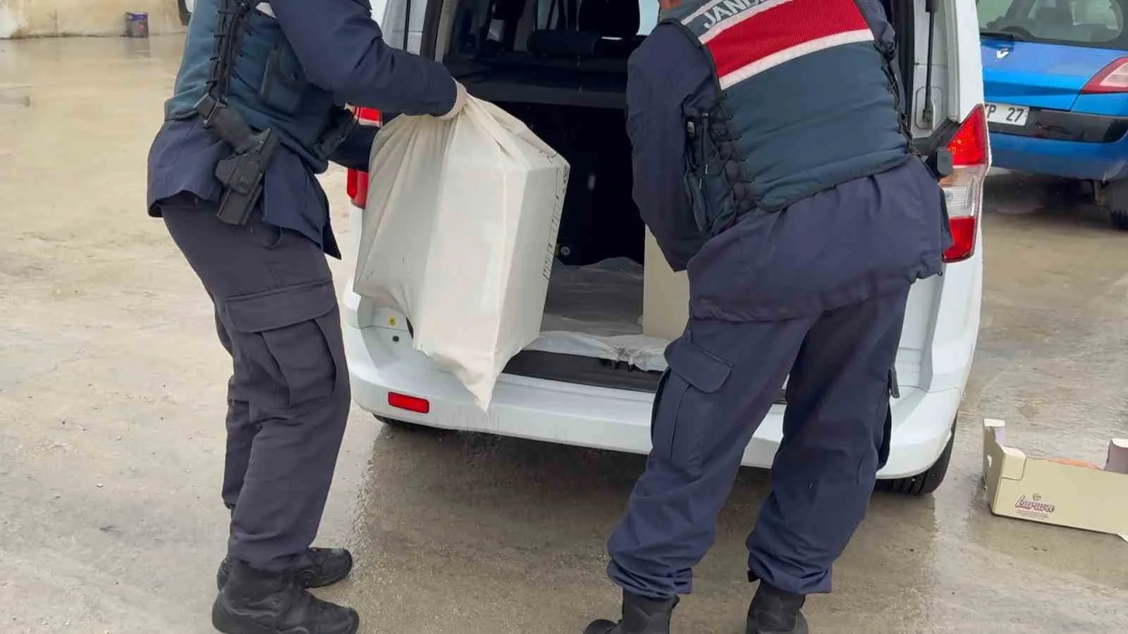 BOLU'DA BELEDİYE KOOPERATİFİNE YÖNELİK DÜZENLENEN VE 9 KİŞİNİN GÖZALTINA ALINDIĞI 'ZİMMET' OPERASYONUNUN DETAYLARI ORTAYA ÇIKTI. ŞÜPHELİLERİN, DAHA ÖNCEDEN KURULMUŞ İKİNCİ EL MANTAR ÇADIRLARINI YENİ ALINMIŞ GİBİ GÖSTEREREK İHALEYE FESAT KARIŞTIRDIKLARI VE YAKLAŞIK 24 MİLYON LİRA YERSİZ ÖDEME YAPTIKLARI TESPİT EDİLDİ.