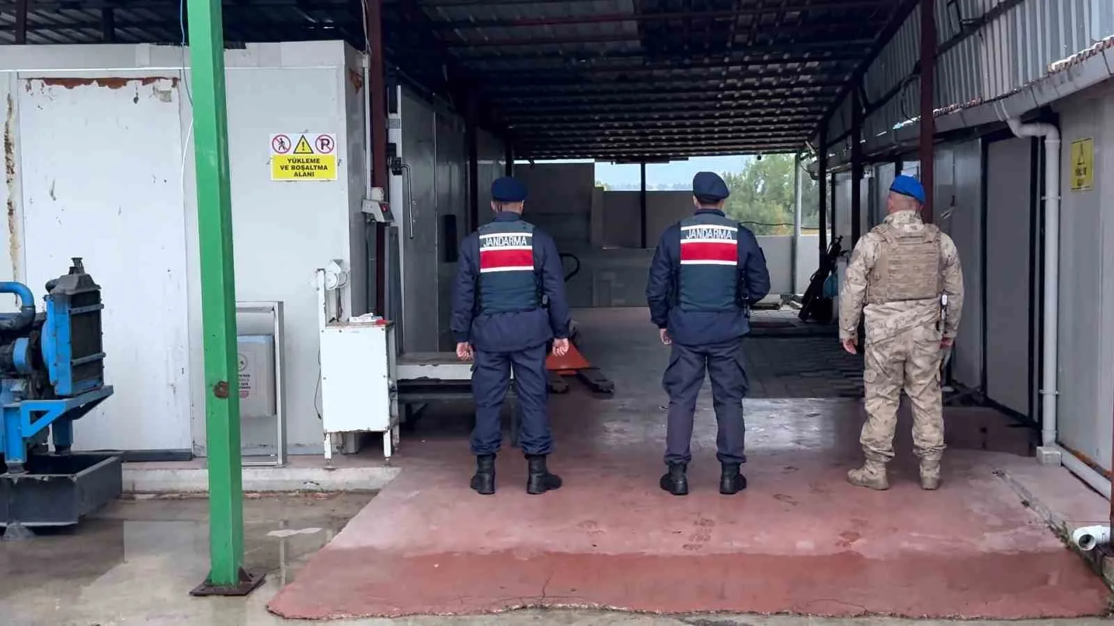 BOLU'DA BELEDİYE KOOPERATİFİNE YÖNELİK DÜZENLENEN VE 9 KİŞİNİN GÖZALTINA ALINDIĞI 'ZİMMET' OPERASYONUNUN DETAYLARI ORTAYA ÇIKTI. ŞÜPHELİLERİN, DAHA ÖNCEDEN KURULMUŞ İKİNCİ EL MANTAR ÇADIRLARINI YENİ ALINMIŞ GİBİ GÖSTEREREK İHALEYE FESAT KARIŞTIRDIKLARI VE YAKLAŞIK 24 MİLYON LİRA YERSİZ ÖDEME YAPTIKLARI TESPİT EDİLDİ.