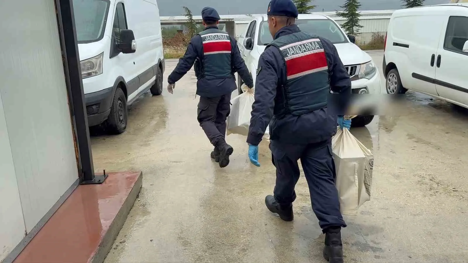 BOLU'DA BELEDİYE KOOPERATİFİNE YÖNELİK DÜZENLENEN VE 9 KİŞİNİN GÖZALTINA ALINDIĞI 'ZİMMET' OPERASYONUNUN DETAYLARI ORTAYA ÇIKTI. ŞÜPHELİLERİN, DAHA ÖNCEDEN KURULMUŞ İKİNCİ EL MANTAR ÇADIRLARINI YENİ ALINMIŞ GİBİ GÖSTEREREK İHALEYE FESAT KARIŞTIRDIKLARI VE YAKLAŞIK 24 MİLYON LİRA YERSİZ ÖDEME YAPTIKLARI TESPİT EDİLDİ.