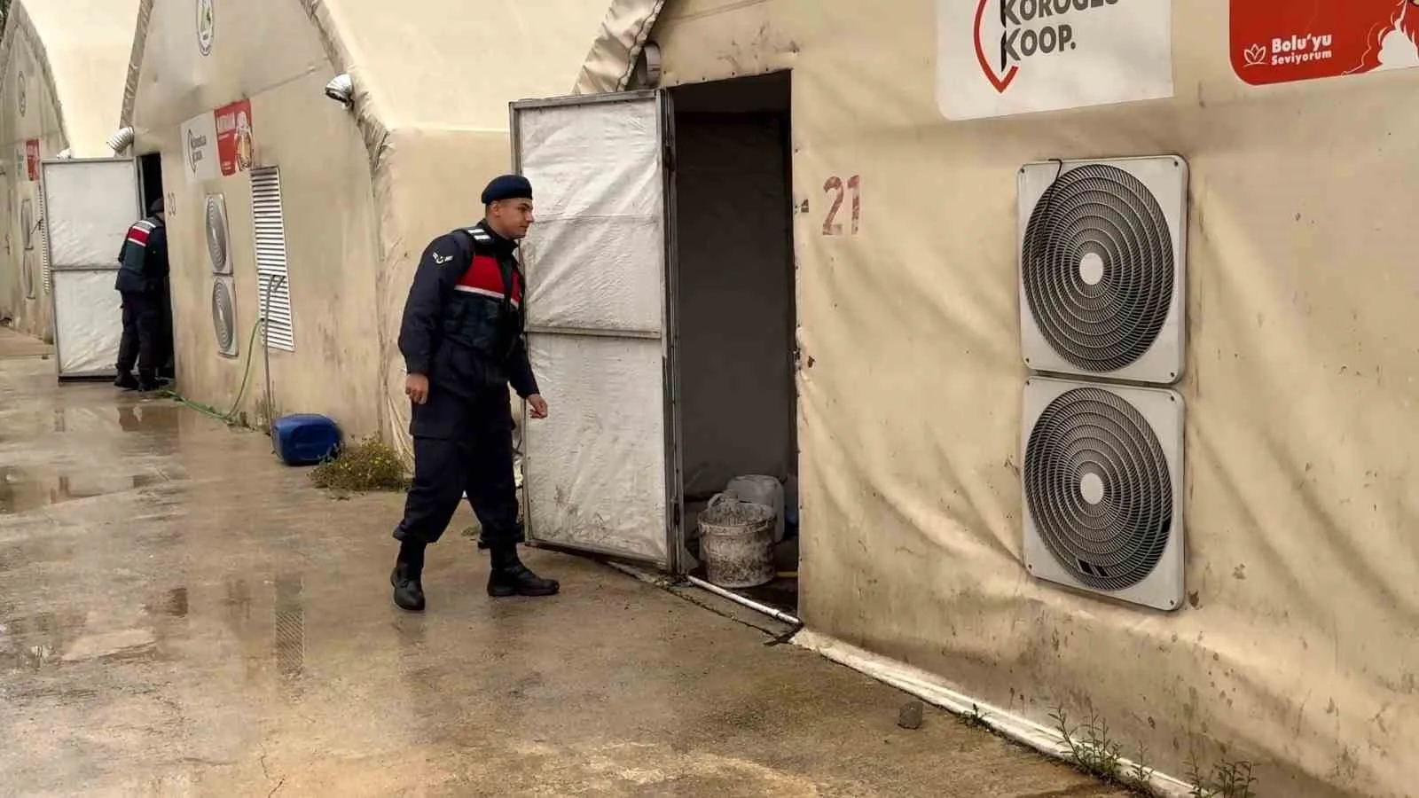 BOLU'DA BELEDİYE KOOPERATİFİNE YÖNELİK DÜZENLENEN VE 9 KİŞİNİN GÖZALTINA ALINDIĞI 'ZİMMET' OPERASYONUNUN DETAYLARI ORTAYA ÇIKTI. ŞÜPHELİLERİN, DAHA ÖNCEDEN KURULMUŞ İKİNCİ EL MANTAR ÇADIRLARINI YENİ ALINMIŞ GİBİ GÖSTEREREK İHALEYE FESAT KARIŞTIRDIKLARI VE YAKLAŞIK 24 MİLYON LİRA YERSİZ ÖDEME YAPTIKLARI TESPİT EDİLDİ.