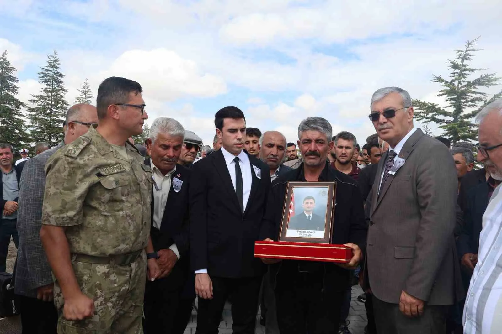 KONYA’NIN EMİRGAZİ İLÇESİNDE BİR DÜĞÜN SIRASINDA TABANCADAN ÇIKAN KURŞUNUN İSABET ETMESİ SONUCU HAYATINI KAYBEDEN 25 YAŞINDAKİ UZMAN ÇAVUŞ SERKAN DEVECİ, DÜZENLENEN CENAZE TÖRENİNİN ARDINDAN SON YOLCULUĞUNA UĞURLANDI. TÖRENİN ARDINDAN KARAPINAR GARNİZON KOMUTANI TOPÇU ALBAY SERKAN DOĞAN TARAFINDAN UZMAN ÇAVUŞ SERKAN DEVECİ’NİN BABASI MEHMET DEVECİ’YE TÜRK BAYRAĞI VERİLDİ.