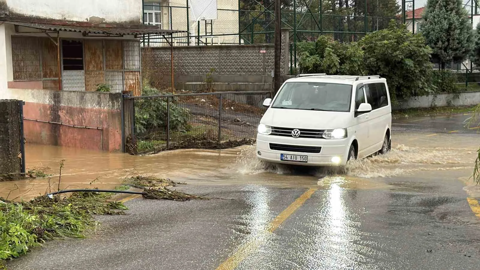 SAKARYA’DA ETKİSİNİ ARTIRAN KUVVETLİ SAĞANAK YAĞIŞ, KENT GENELİNDE HAYATI OLUMSUZ ETKİLEDİ. FERİZLİ ORGANİZE SANAYİ BÖLGESİ’NDE SU BASAN YOL ADETA GÖLE DÖNERKEN, BİR OTOMOBİL TAMAMEN SUYA GÖMÜLDÜ. ERENLER İLÇESİNDE İSE TAŞKIN SULARI BAZI EVLERİN İÇERİSİNE GİREREK MADDİ HASARA SEBEP OLDU.