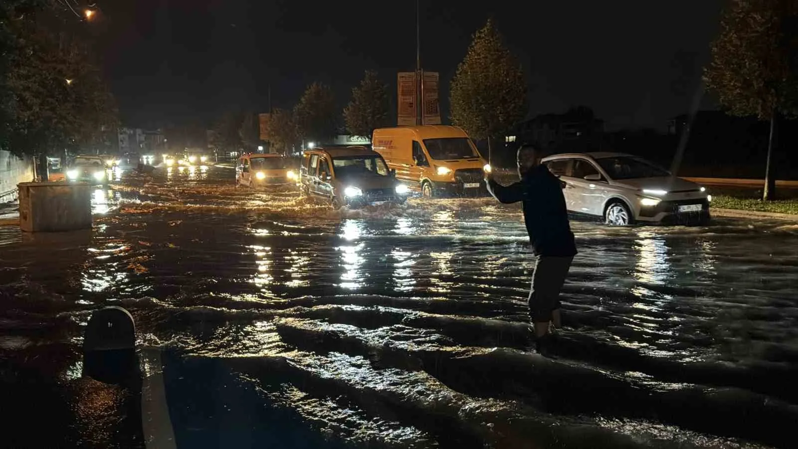 SAKARYA’DA ETKİSİNİ ARTIRAN KUVVETLİ SAĞANAK YAĞIŞ, KENT GENELİNDE HAYATI OLUMSUZ ETKİLEDİ. FERİZLİ ORGANİZE SANAYİ BÖLGESİ’NDE SU BASAN YOL ADETA GÖLE DÖNERKEN, BİR OTOMOBİL TAMAMEN SUYA GÖMÜLDÜ. ERENLER İLÇESİNDE İSE TAŞKIN SULARI BAZI EVLERİN İÇERİSİNE GİREREK MADDİ HASARA SEBEP OLDU.