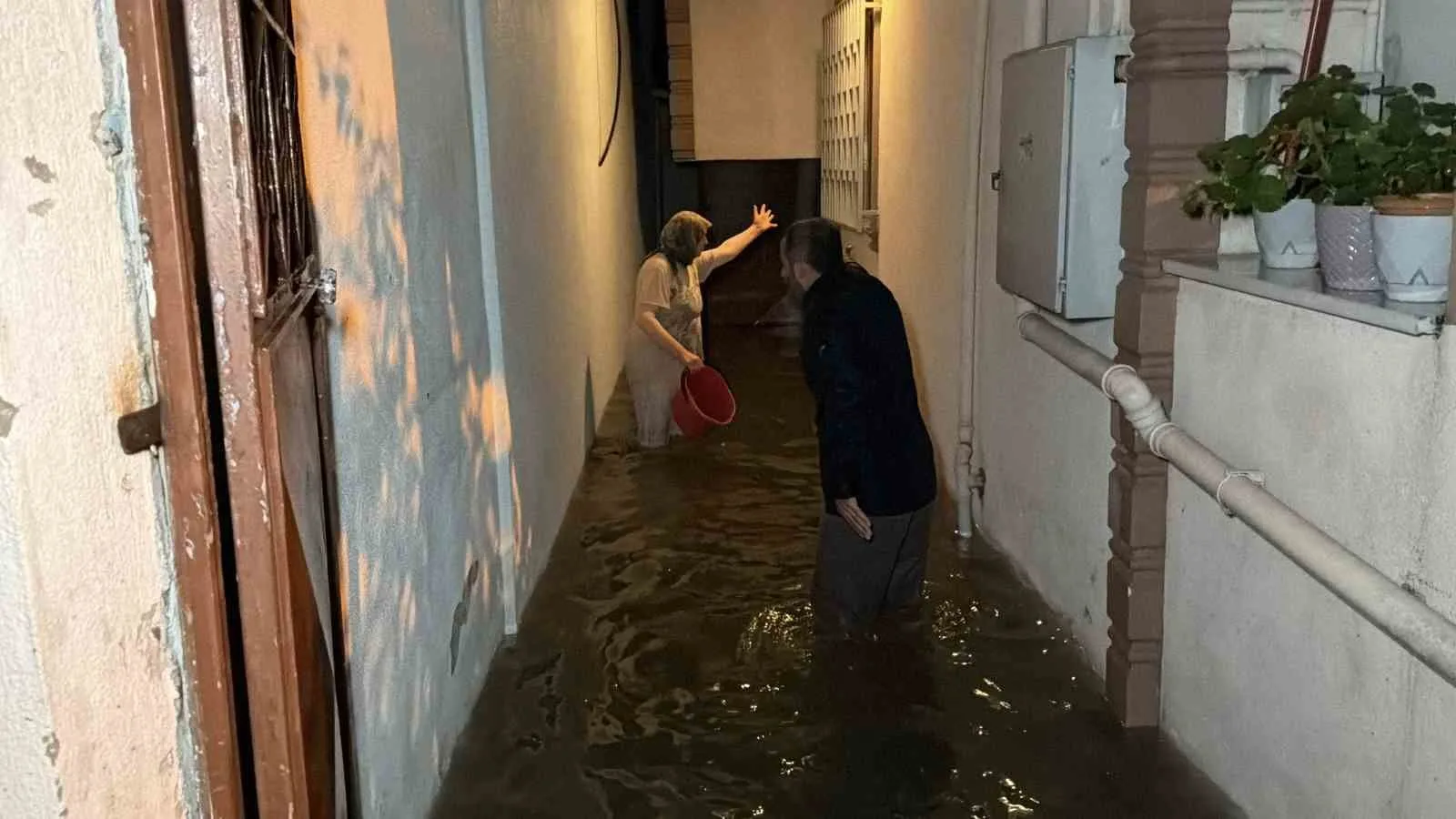 SAKARYA’DA ETKİSİNİ ARTIRAN KUVVETLİ SAĞANAK YAĞIŞ, KENT GENELİNDE HAYATI OLUMSUZ ETKİLEDİ. FERİZLİ ORGANİZE SANAYİ BÖLGESİ’NDE SU BASAN YOL ADETA GÖLE DÖNERKEN, BİR OTOMOBİL TAMAMEN SUYA GÖMÜLDÜ. ERENLER İLÇESİNDE İSE TAŞKIN SULARI BAZI EVLERİN İÇERİSİNE GİREREK MADDİ HASARA SEBEP OLDU.