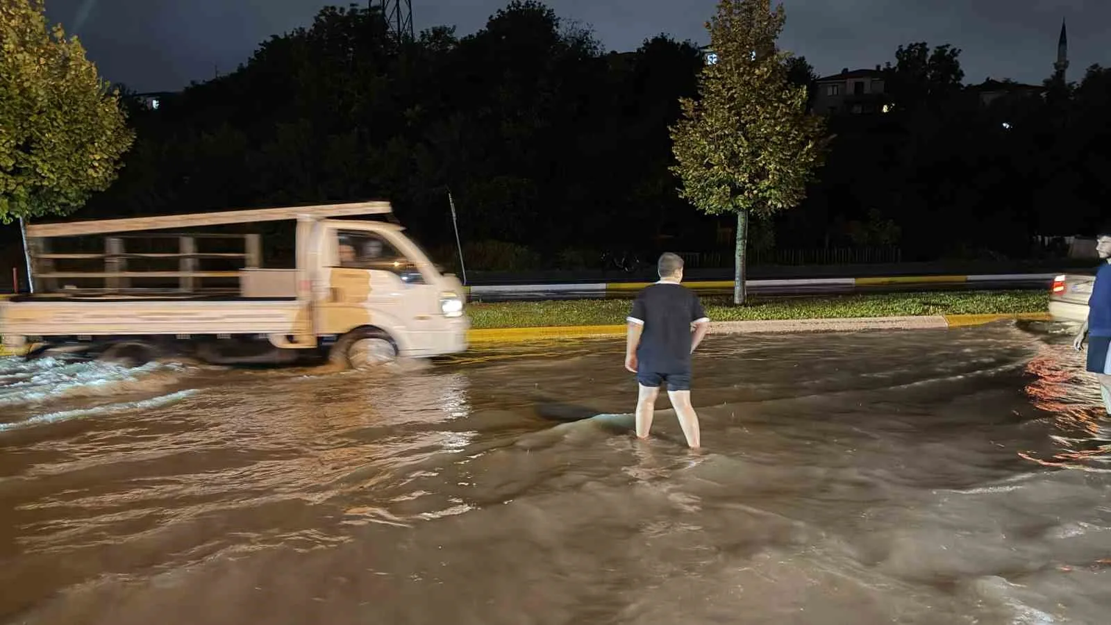 SAKARYA’DA ETKİSİNİ ARTIRAN KUVVETLİ SAĞANAK YAĞIŞ, KENT GENELİNDE HAYATI OLUMSUZ ETKİLEDİ. FERİZLİ ORGANİZE SANAYİ BÖLGESİ’NDE SU BASAN YOL ADETA GÖLE DÖNERKEN, BİR OTOMOBİL TAMAMEN SUYA GÖMÜLDÜ. ERENLER İLÇESİNDE İSE TAŞKIN SULARI BAZI EVLERİN İÇERİSİNE GİREREK MADDİ HASARA SEBEP OLDU.