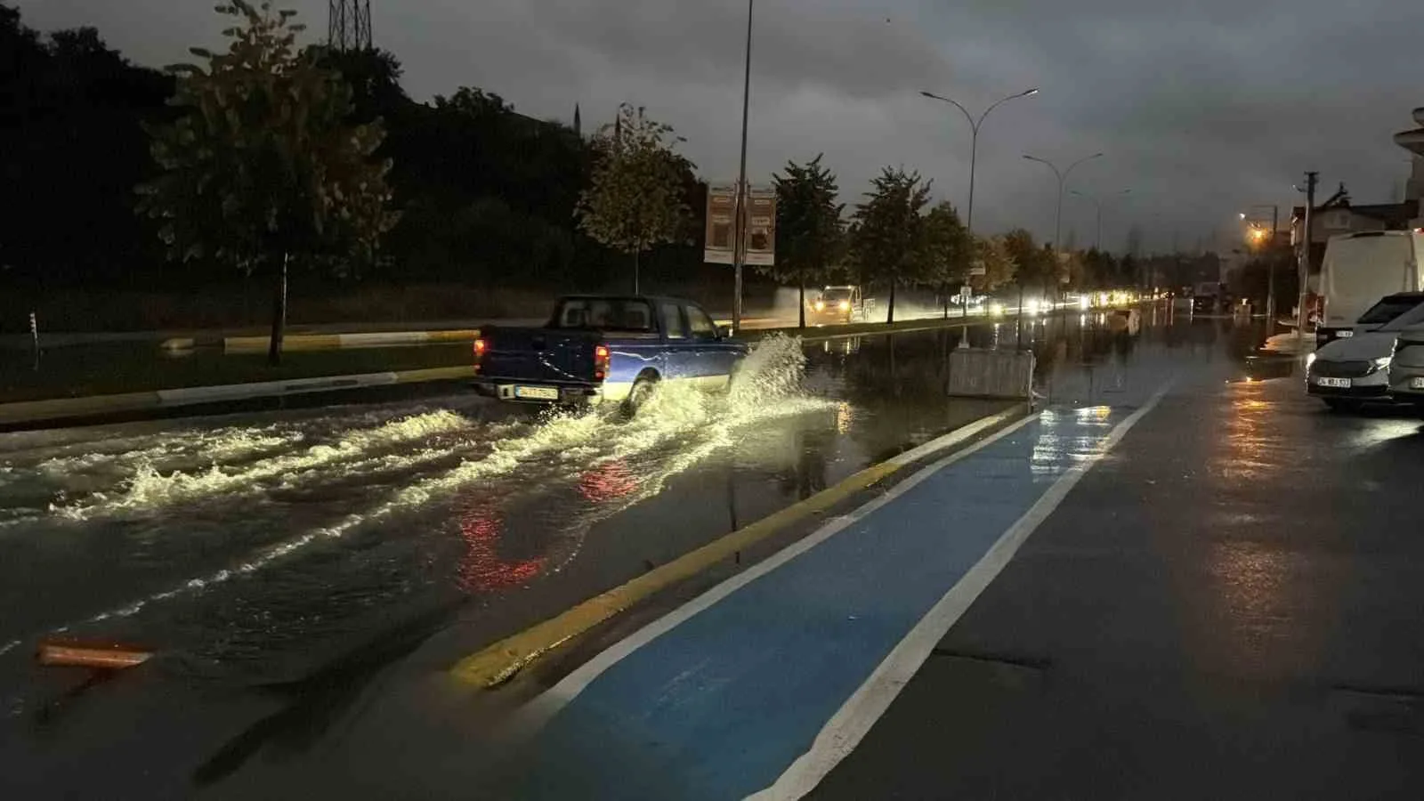 SAKARYA’DA ETKİSİNİ ARTIRAN KUVVETLİ SAĞANAK YAĞIŞ, KENT GENELİNDE HAYATI OLUMSUZ ETKİLEDİ. FERİZLİ ORGANİZE SANAYİ BÖLGESİ’NDE SU BASAN YOL ADETA GÖLE DÖNERKEN, BİR OTOMOBİL TAMAMEN SUYA GÖMÜLDÜ. ERENLER İLÇESİNDE İSE TAŞKIN SULARI BAZI EVLERİN İÇERİSİNE GİREREK MADDİ HASARA SEBEP OLDU.