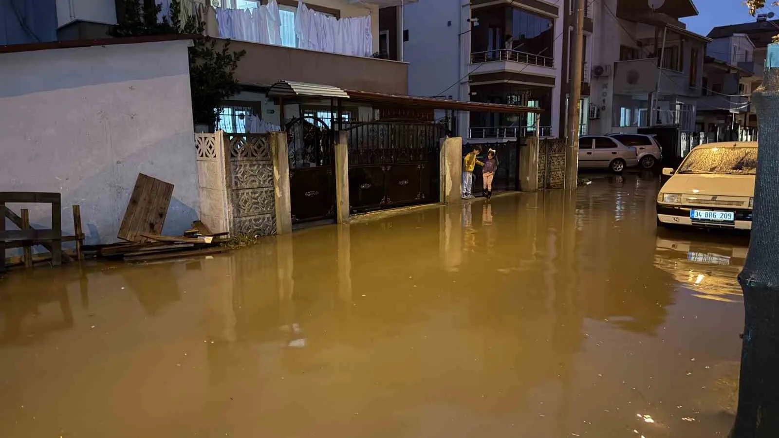 SAKARYA’DA ETKİSİNİ ARTIRAN KUVVETLİ SAĞANAK YAĞIŞ, KENT GENELİNDE HAYATI OLUMSUZ ETKİLEDİ. FERİZLİ ORGANİZE SANAYİ BÖLGESİ’NDE SU BASAN YOL ADETA GÖLE DÖNERKEN, BİR OTOMOBİL TAMAMEN SUYA GÖMÜLDÜ. ERENLER İLÇESİNDE İSE TAŞKIN SULARI BAZI EVLERİN İÇERİSİNE GİREREK MADDİ HASARA SEBEP OLDU.