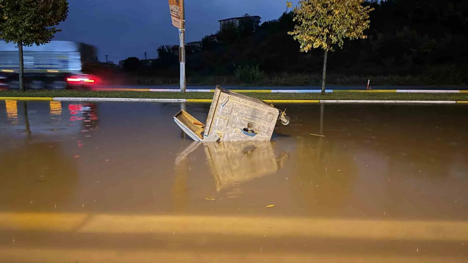 SAKARYA’DA ETKİSİNİ ARTIRAN KUVVETLİ SAĞANAK YAĞIŞ, KENT GENELİNDE HAYATI OLUMSUZ ETKİLEDİ. FERİZLİ ORGANİZE SANAYİ BÖLGESİ’NDE SU BASAN YOL ADETA GÖLE DÖNERKEN, BİR OTOMOBİL TAMAMEN SUYA GÖMÜLDÜ. ERENLER İLÇESİNDE İSE TAŞKIN SULARI BAZI EVLERİN İÇERİSİNE GİREREK MADDİ HASARA SEBEP OLDU.
