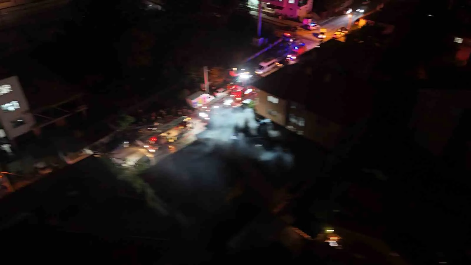 BOLU'DA 3 KATLI BİR EVİN ÇATISINDA ÇIKAN YANGIN PANİĞE NEDEN OLDU. ALEVLERE TESLİM OLAN ÇATIYI GÖREN MAHALLE SAKİNLERİ SOKAĞA DÖKÜLÜRKEN, YANGIN İTFAİYE EKİPLERİNİN MÜDAHALESİYLE SÖNDÜRÜLDÜ.