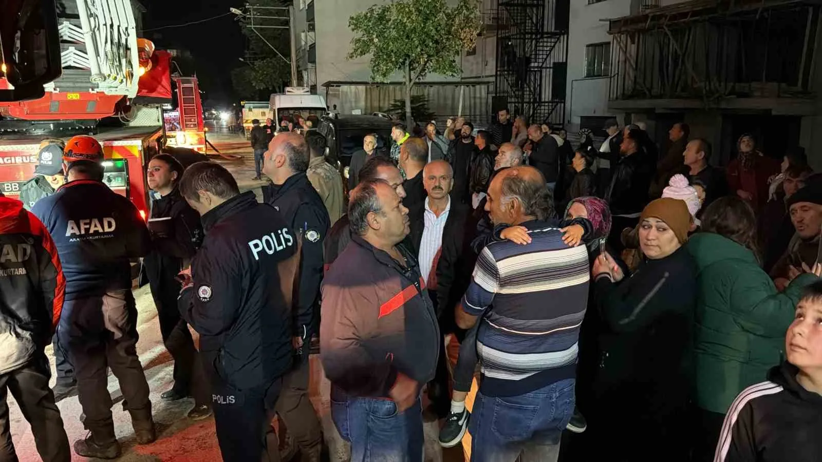 BOLU'DA 3 KATLI BİR EVİN ÇATISINDA ÇIKAN YANGIN PANİĞE NEDEN OLDU. ALEVLERE TESLİM OLAN ÇATIYI GÖREN MAHALLE SAKİNLERİ SOKAĞA DÖKÜLÜRKEN, YANGIN İTFAİYE EKİPLERİNİN MÜDAHALESİYLE SÖNDÜRÜLDÜ.