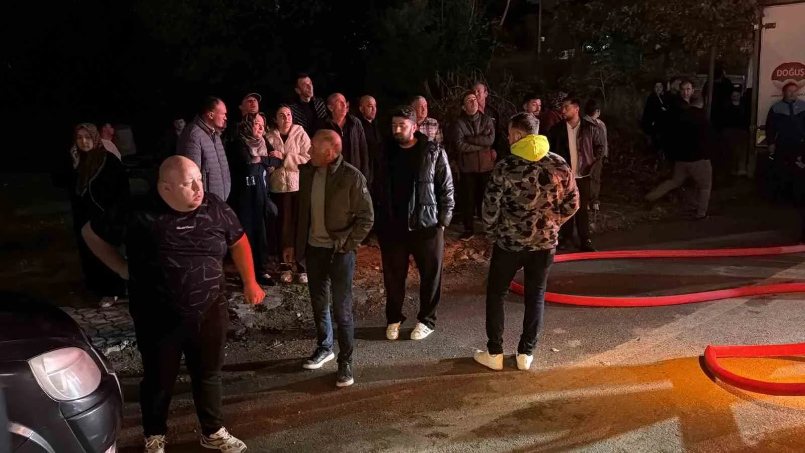 BOLU'DA 3 KATLI BİR EVİN ÇATISINDA ÇIKAN YANGIN PANİĞE NEDEN OLDU. ALEVLERE TESLİM OLAN ÇATIYI GÖREN MAHALLE SAKİNLERİ SOKAĞA DÖKÜLÜRKEN, YANGIN İTFAİYE EKİPLERİNİN MÜDAHALESİYLE SÖNDÜRÜLDÜ.