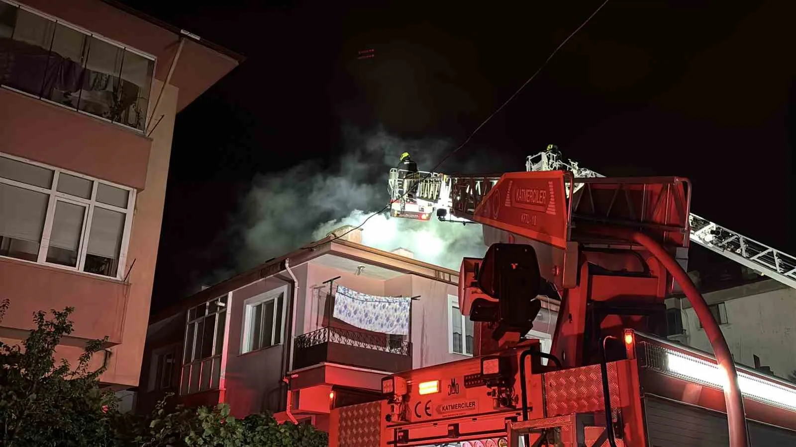 BOLU'DA 3 KATLI BİR EVİN ÇATISINDA ÇIKAN YANGIN PANİĞE NEDEN OLDU. ALEVLERE TESLİM OLAN ÇATIYI GÖREN MAHALLE SAKİNLERİ SOKAĞA DÖKÜLÜRKEN, YANGIN İTFAİYE EKİPLERİNİN MÜDAHALESİYLE SÖNDÜRÜLDÜ.