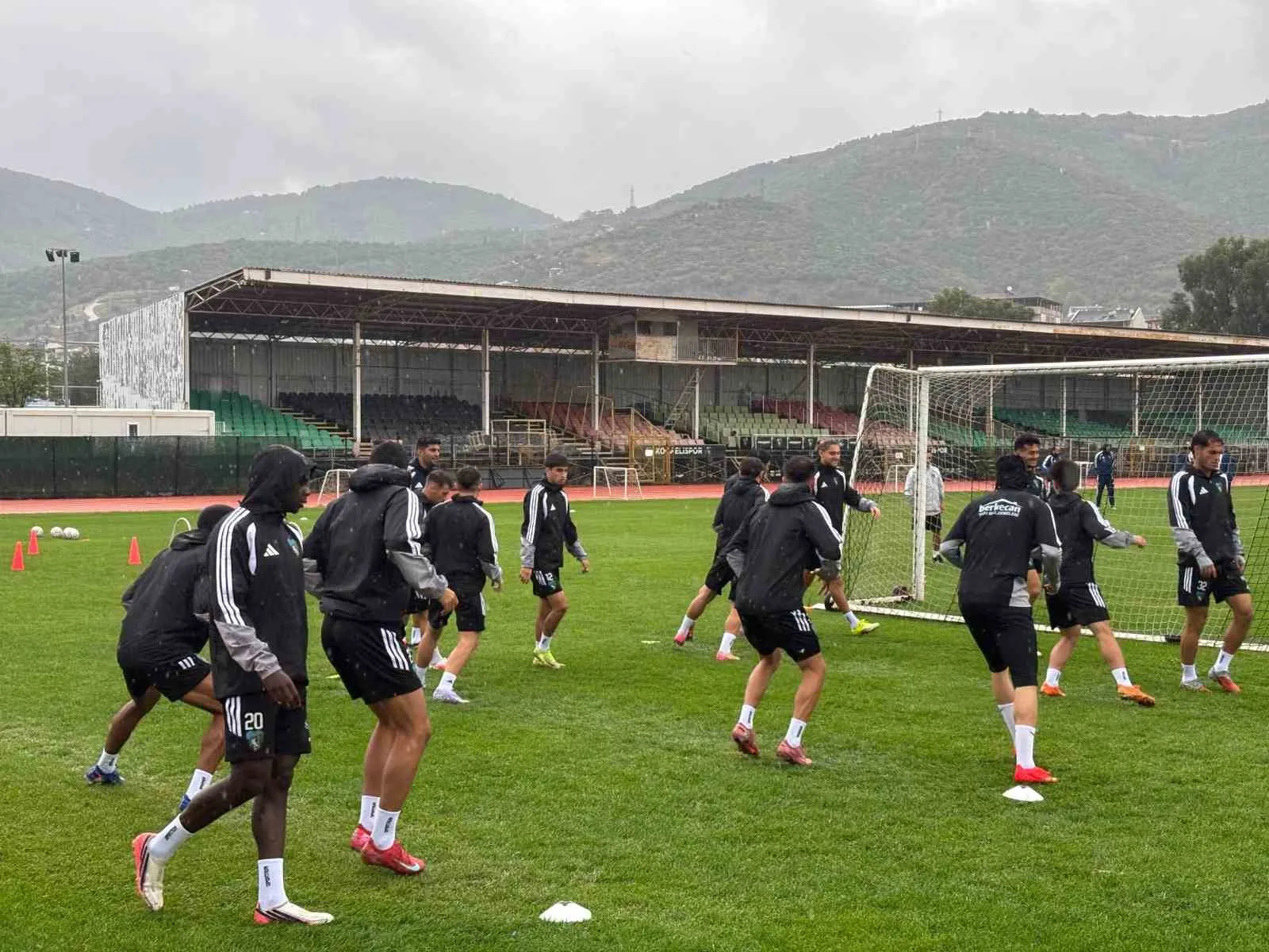 KOCAELİSPOR, TRENDYOL SÜPER LİG'İN 7. HAFTASINDA 11 EKİM PAZAR GÜNÜ DEPLASMANDA BEŞİKTAŞ İLE OYNAYACAĞI KARŞILAŞMANIN HAZIRLIKLARINI SÜRDÜRÜYOR.