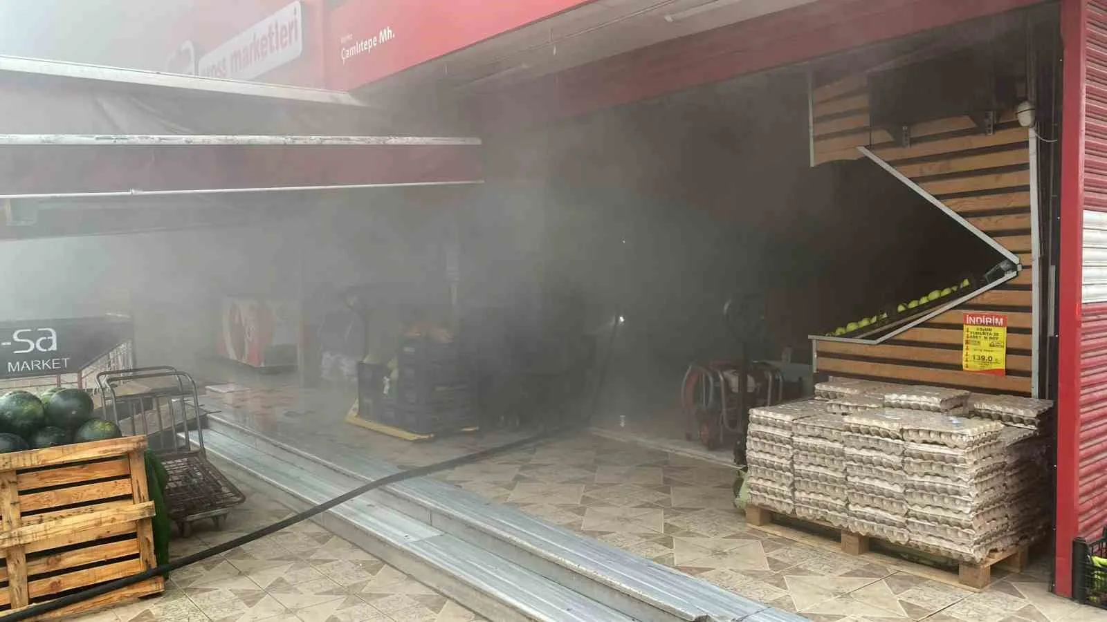 KOCAELİ'DE MARKETİN DEPOSUNDA YANGIN ÇIKTI, ÜRÜNLER ZARAR GÖRDÜ
