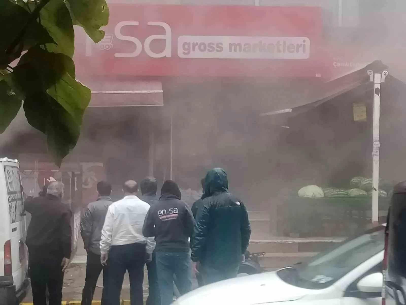 KOCAELİ'DE MARKETİN DEPOSUNDA YANGIN ÇIKTI, ÜRÜNLER ZARAR GÖRDÜ