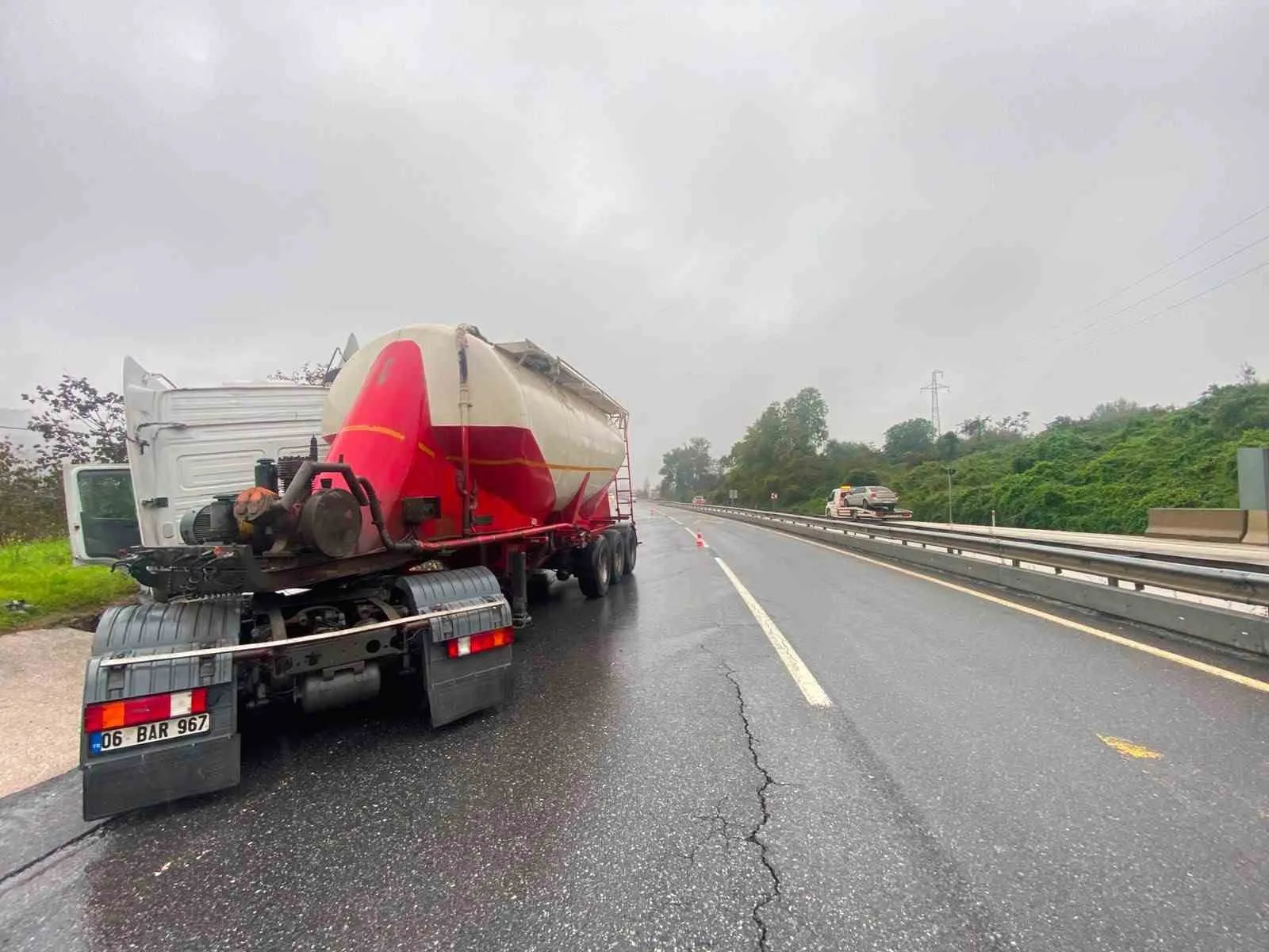 DÜZCE AKÇAKOCA D655 KARAYOLUNDA KAYGANLAŞAN YOLDA TIR MAKASLADI, TIR SÜRÜCÜSÜ YARALANDI.