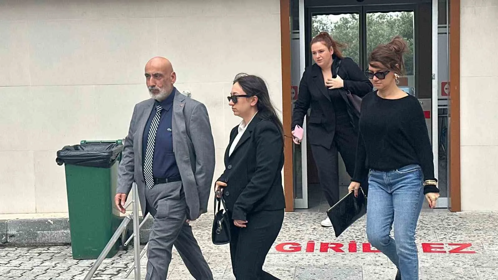 GÜLLÜ'NÜN ÖLÜMÜNE İLİŞKİN DAVANIN İLK DURUŞMASI İÇİN NUR SULTAN ULU YALOVA ADLİYESİ'NE GELDİ.