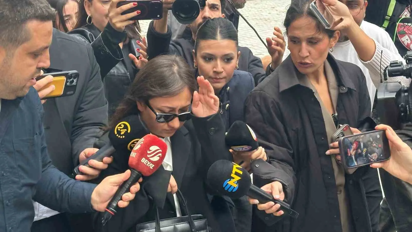 GÜLLÜ'NÜN ÖLÜMÜNE İLİŞKİN DAVANIN İLK DURUŞMASI İÇİN NUR SULTAN ULU YALOVA ADLİYESİ'NE GELDİ.