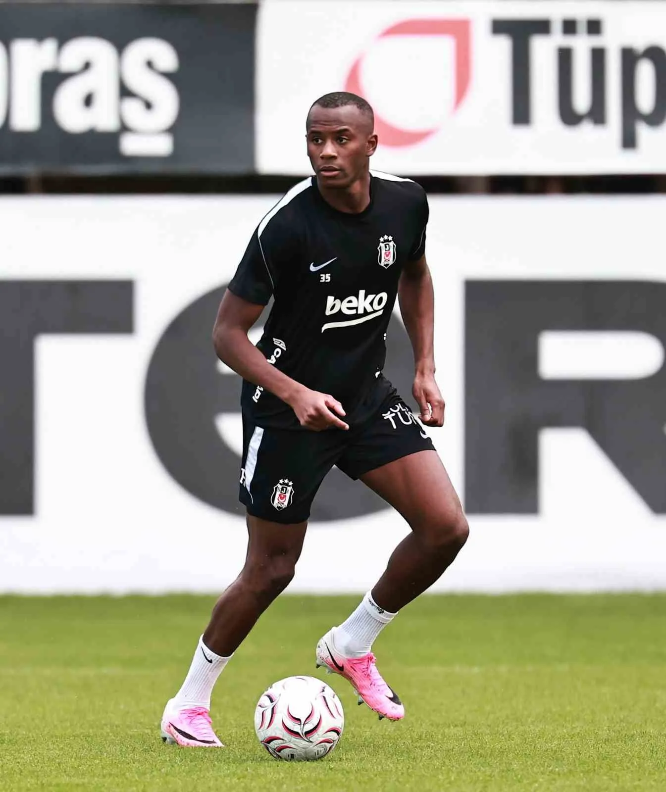 BEŞİKTAŞ, TRENDYOL SÜPER LİG'İN 7. HAFTASINDA 11 EKİM PAZAR GÜNÜ KOCAELİSPOR İLE OYNAYACAĞI KARŞILAŞMANIN HAZIRLIKLARINA BU SABAH YAPTIĞI ANTRENMANLA DEVAM ETTİ.